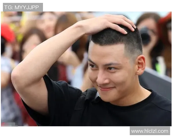 寸头男足球星球场英姿展现力量与速度并存的硬朗魅力